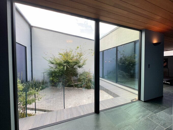 玄関から中庭を見る