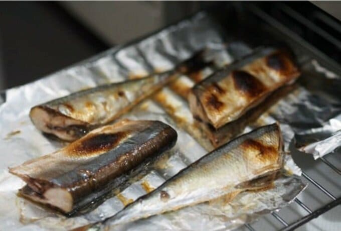 さんまを魚焼きグリルで焼く