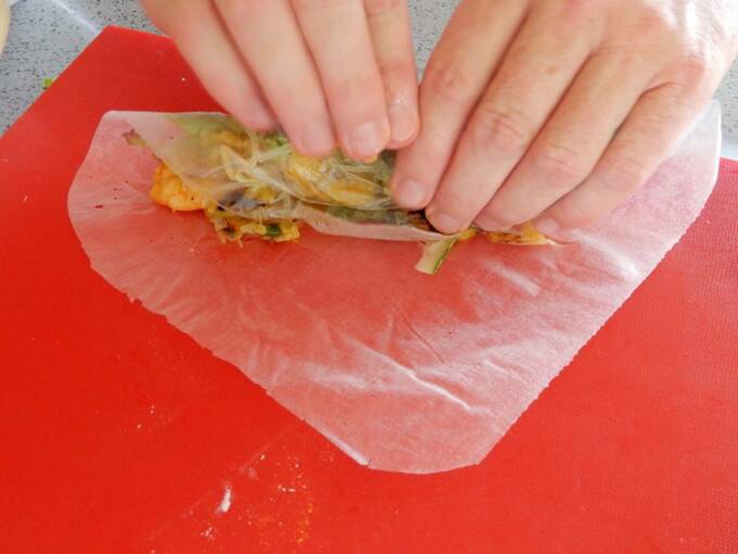 バインセオをのせて巻き込む様子