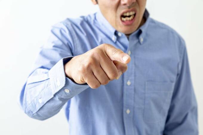 指差し男性