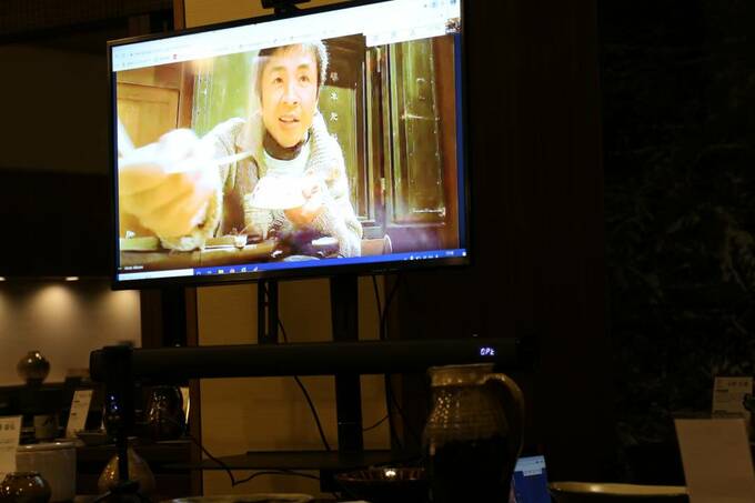 モニターに映る男性