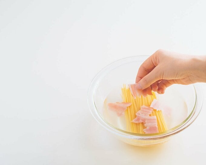 透明ボウルにパスタ