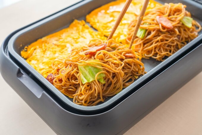 焼きそばを卵で包む