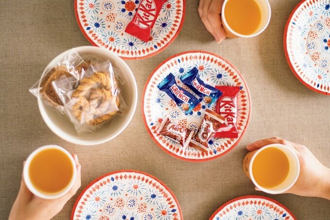 お菓子や飲み物を持ち寄った様子