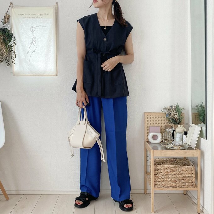 ジレ×カラーパンツでトレンド感をプラス