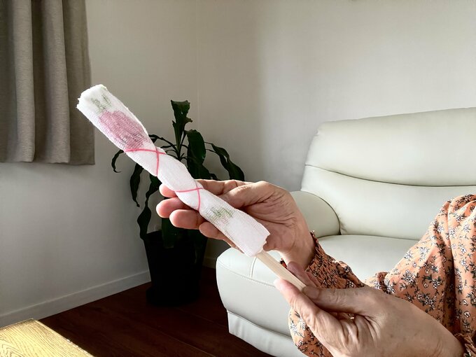 古いタオルの切れ端を割りばしに巻き付ける