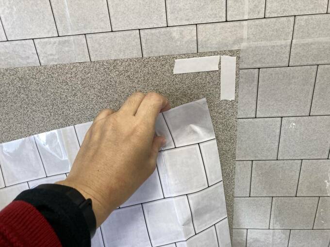 シートをはる様子