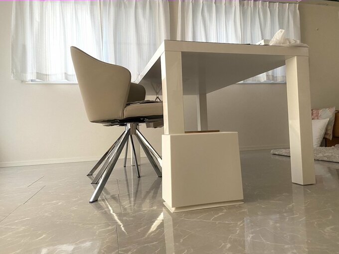 テーブルとゴミ箱