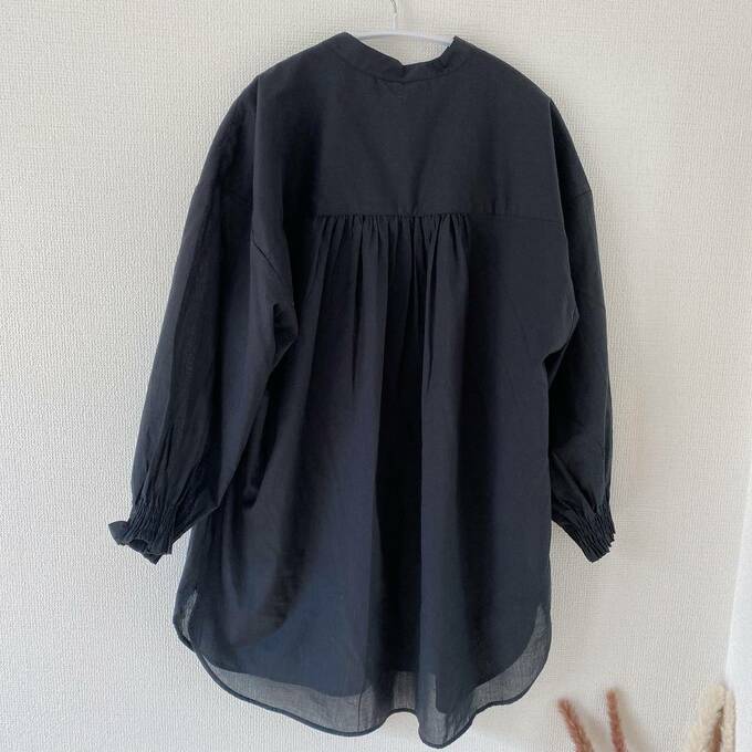 後ろにはタックが入っている