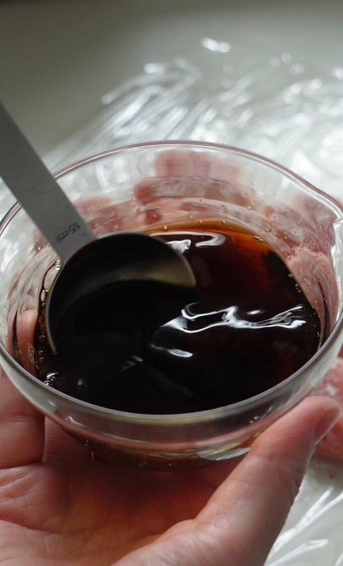 酒、砂糖、しょうゆ、みりんを混ぜ合わせる。