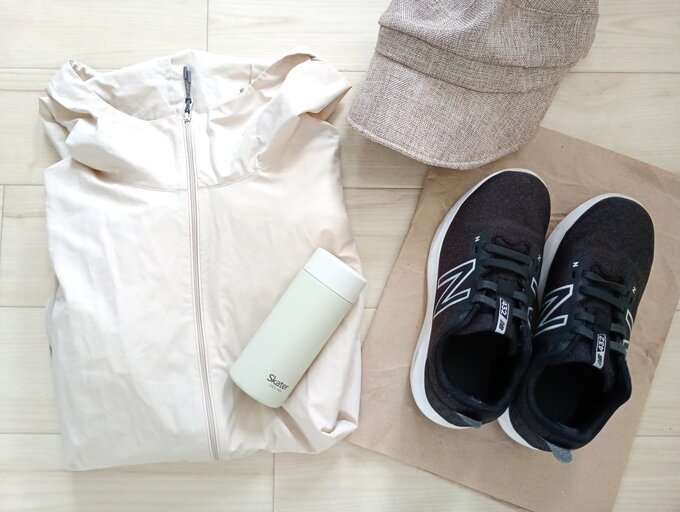 ウォーキングのグッズ。帽子、上着、スニーカー、リュックに水筒を入れて出かけます