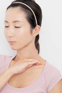 鎖骨のくぼみに指を入れ、外側から内側へ流す