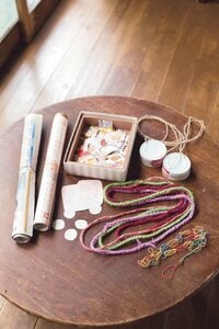 あき缶や新聞紙を使って昔ながらの遊びを楽しむ