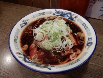 富山の絶品「ご当地グルメ」。黒いスープが驚きの“ブラックラーメン”