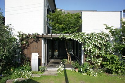 植栽で家の正面を魅力的に。狭い庭でもできる方法を一級建築士が解説