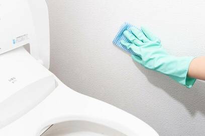 トイレの正しい掃除法。コロナウイルスの家庭内感染を防ぐコツ