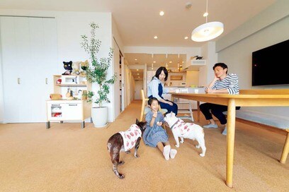 【マンションリノベ事例】フレンチブルドッグ3頭がリビングやバルコニーでのびのび！人も愛犬も快適に過ごせる家