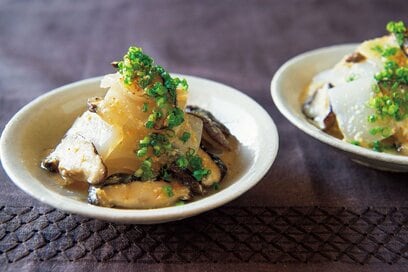 笠原将弘さん考案「キノコ」の定番副菜。シイタケとこんにゃくを合わせておつまみ風に
