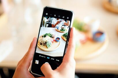 60代からのスマホ「写真撮影」のコツ。「ぼんやりした写真」になる人は構え方を見直して