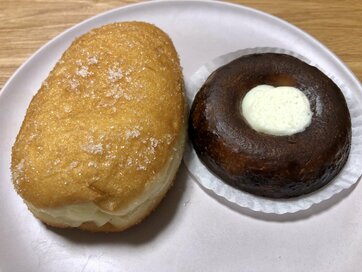 ファミマで買える「生カヌレ」とパン屋の「生ドーナツ」。どう「生」なの？食べてみたら…