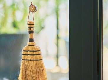 「マグネットをはる場所がない」問題も解決。ガラス窓に小物をかけられる便利グッズ