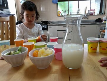 カルピスとフルーツだけで！激ウマ【フルーツアイスバー】をつくってみたよ