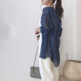 今買うべきユニクロのシャツ。大人な透け感で秋まで羽織りまくり