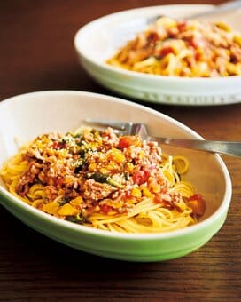 超簡単ミートパスタのつくり方。麺とソースを同時においしくゆでる方法