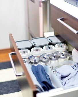 布で目隠し、ラベルわけが散らかりの原因に。NG収納術