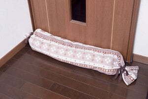 ドアのすき間は丸めたフリース毛布でカバー