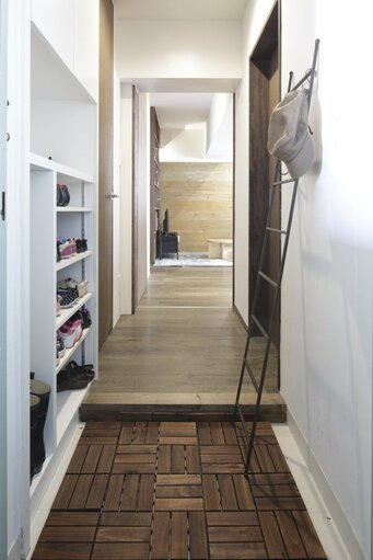 白い塗装で明るい玄関