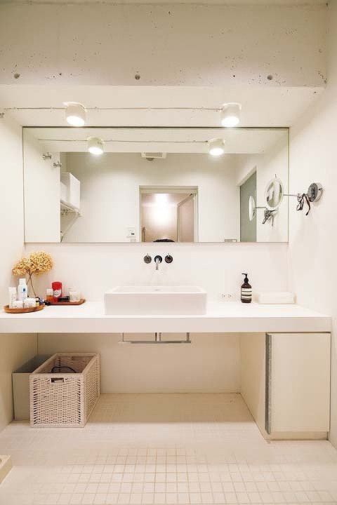 家族みんなで使いやすい大型ミラーの洗面台