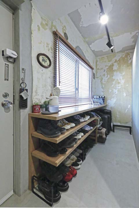 玄関土間に設けた靴収納