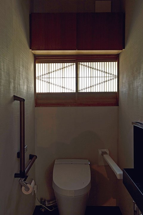 正面に組子の建具をはめ込んだトイレ