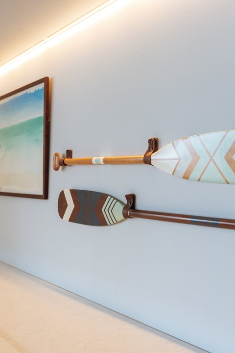 キッチン背面にはお気に入りの絵とパドルをディスプレイ