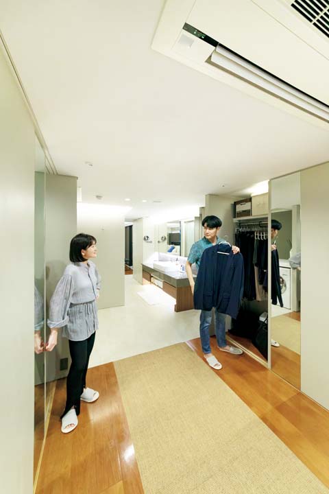 コーディネートをチェックする夫妻