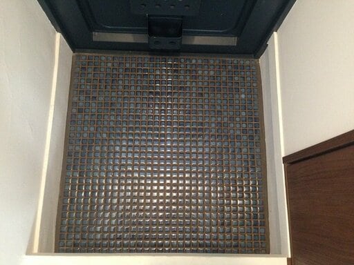 モザイクタイルを貼った土間