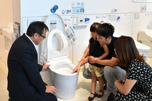 便器を囲む4人。フチを触る様子