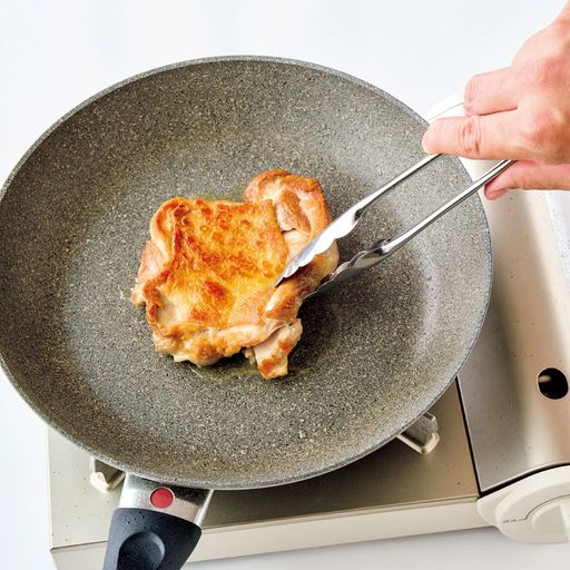 鶏肉は皮がパリッとするまで焼くと、風味と食感がよくなる。さらにある程度火をとおしておくこどで生焼けの失敗も防げる