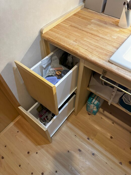 深さのある引き出しにはコスメボックスを収納