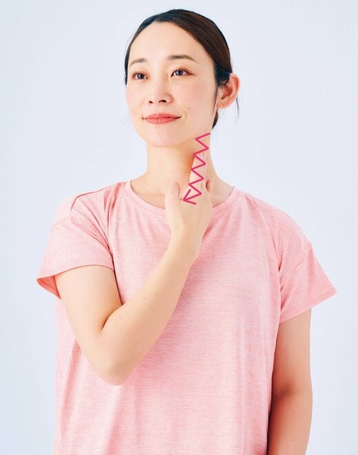胸鎖乳突筋をさすってフェイスラインのたるみ対策をする女性