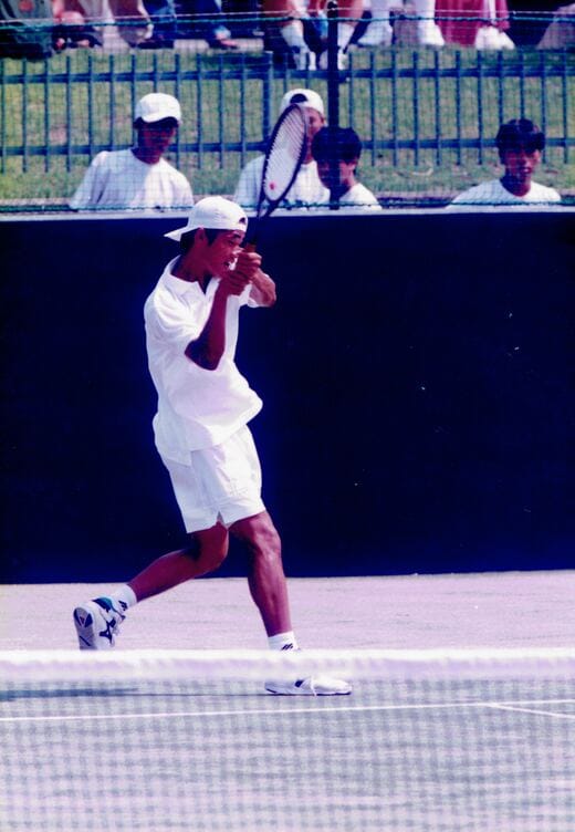 テニスをする杉村太蔵さん