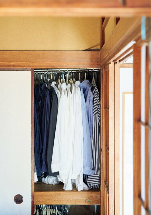 押し入れに収納された洋服