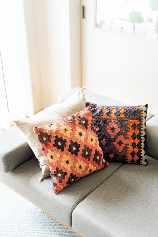 オレンジ柄のクッション