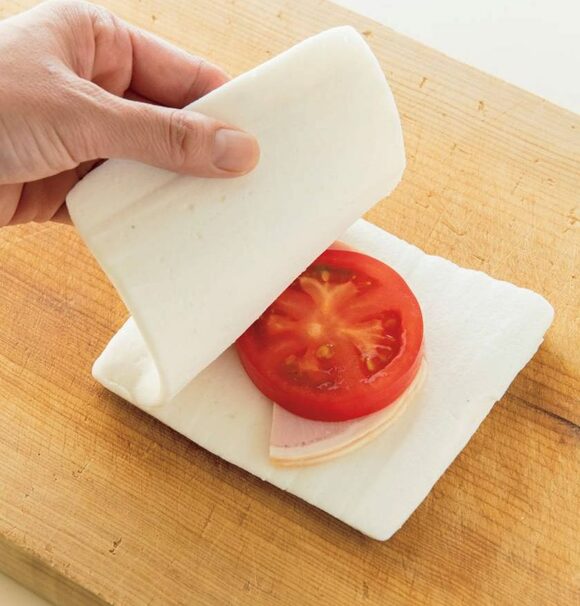 はんぺん1枚にトマト1切れとハム2切れをはさむ