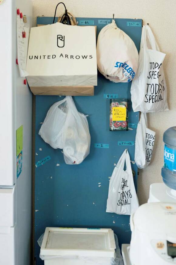 青い壁に紙袋類
