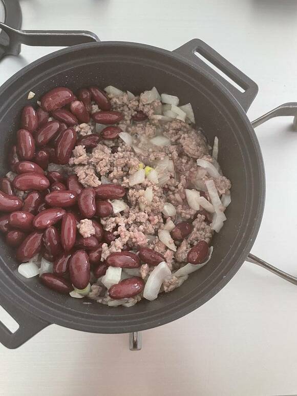 鍋にビーンズタマネギ、ひき肉