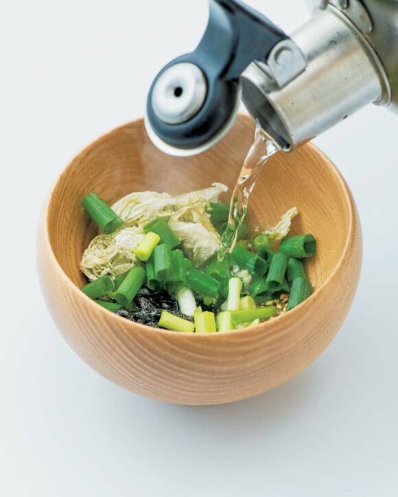 お椀にお湯を注ぐ