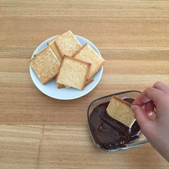 ビスケットをチョコにつける様子