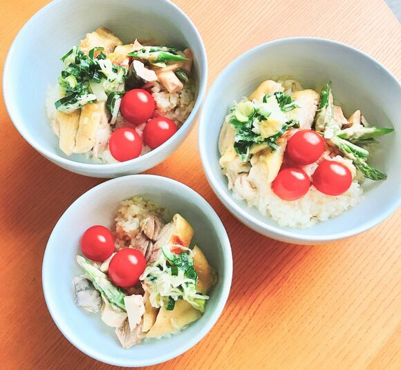 ご飯をどんぶりによそって、鶏肉の上にネギソースをかけ、チリサラダとミニトマトを盛って完成。